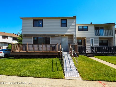 Photo of 443 Willow Road E #1, Staten Island, NY 10314 (MLS # 2505212)