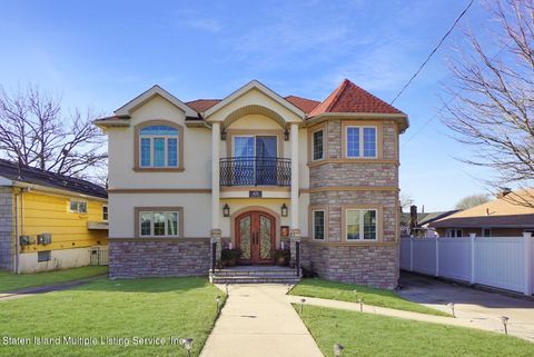Photo of 426 Slosson Avenue, Staten Island, NY 10314 (MLS # 1160664)