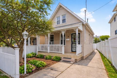 Photo of 39 Post Lane, Staten Island, NY 10303 (MLS # 2600935)