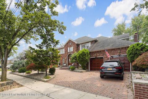 Photo of 142 Radigan Avenue, Staten Island, NY 10309 (MLS # 1162854)