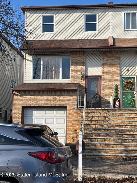 Photo of 16 Cottonwood Court, Staten Island, NY 10308 (MLS # 2501161)