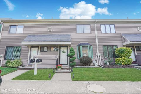 Photo of 52 Cypress Loop, Staten Island, NY 10309 (MLS # 2404366)