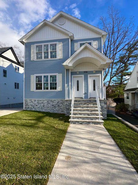 Photo of 556 Drumgoole Road E, Staten Island, NY 10312 (MLS # 2600925)