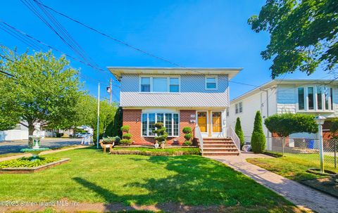Photo of 124 Manila Avenue, Staten Island, NY 10306 (MLS # 2504425)