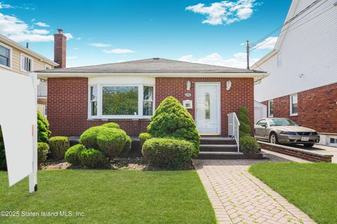 Photo of 276 Fairbanks Avenue, Staten Island, NY 10306 (MLS # 2505002)