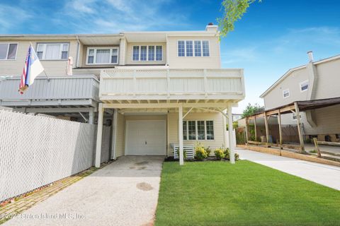 Photo of 20 Ladd Avenue, Staten Island, NY 10312 (MLS # 2404485)