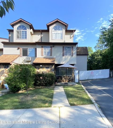 Photo of 32 Croft Court #A, Staten Island, NY 10306 (MLS # 1157117)