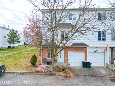 Photo of 52 Aspen Knolls Way, Staten Island, NY 10312 (MLS # 2600213)