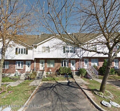 Photo of 57 Country Lane, Staten Island, NY 10312 (MLS # 2406187)