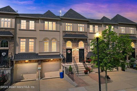 Photo of 15 Dovetree Lane, Staten Island, NY 10314 (MLS # 2403250)