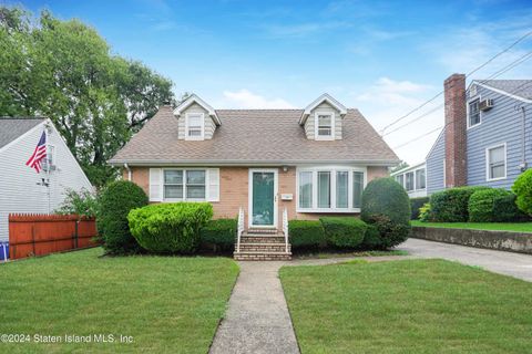 Photo of 139 Fairfield Street, Staten Island, NY 10308 (MLS # 2404907)
