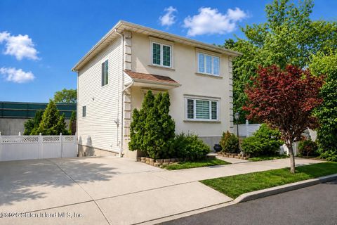 Photo of 6 Raymond Place, Staten Island, NY 10310 (MLS # 2602623)