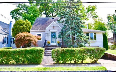 Photo of 194 Oakdale Street, Staten Island, NY 10308 (MLS # 2405325)