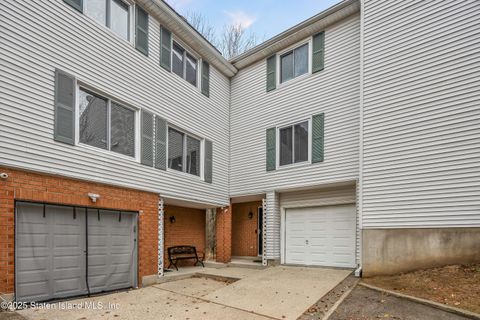 Photo of 512 Ilyssa Way, Staten Island, NY 10312 (MLS # 2507019)