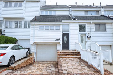 Photo of 49 Dover Green, Staten Island, NY 10312 (MLS # 1163610)