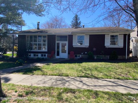 Photo of 5001 Amboy Road, Staten Island, NY 10312 (MLS # 1161072)