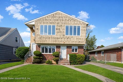 Photo of 121 Evergreen Avenue, Staten Island, NY 10305 (MLS # 2602053)