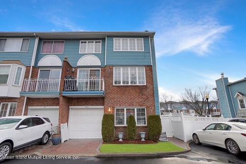 Photo of 30 Teri Court, Staten Island, NY 10314 (MLS # 1159934)