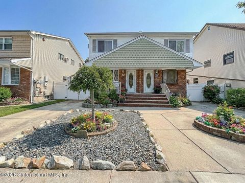 Photo of 32 Von Braun Avenue, Staten Island, NY 10312 (MLS # 2600484)