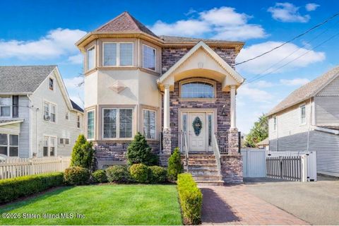 Photo of 252 Barnard Avenue, Staten Island, NY 10307 (MLS # 2601227)