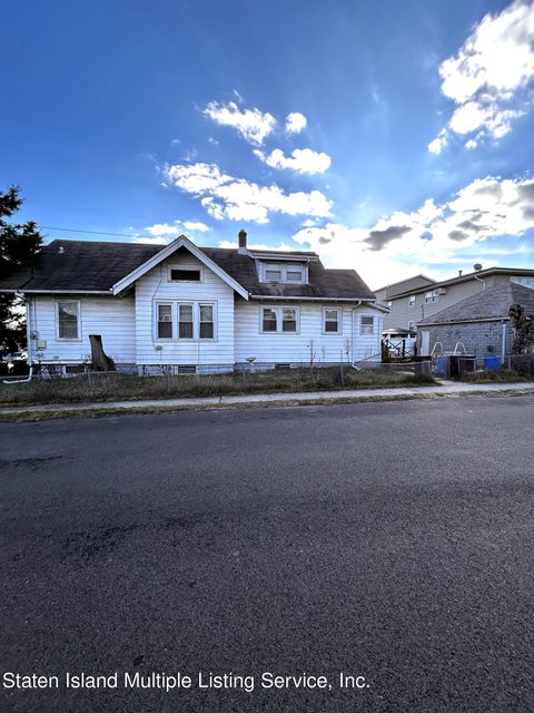 Photo of 32 Renfrew Place, Staten Island, NY 10303 (MLS # 2400216)