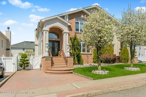 Photo of 115 Covington Circle, Staten Island, NY 10312 (MLS # 2601897)