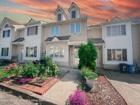 Photo of 35 Hirsch Lane, Staten Island, NY 10314 (MLS # 1162105)