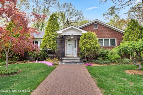 Photo of 131 Jansen Street, Staten Island, NY 10312 (MLS # 2602249)