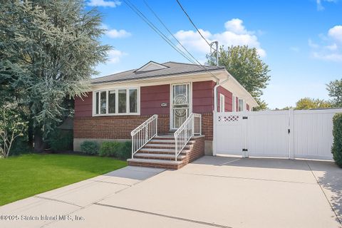 Photo of 124 Riche Avenue, Staten Island, NY 10314 (MLS # 2505666)