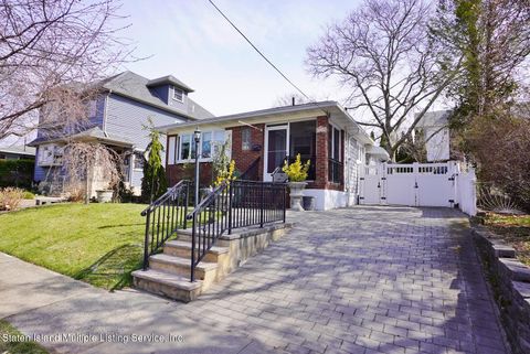 Photo of 63 Seneca Avenue, Staten Island, NY 10301 (MLS # 1161108)
