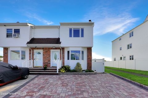 Photo of 36 Lyle Court, Staten Island, NY 10306 (MLS # 1163575)