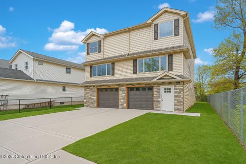 Photo of 84 Winham Avenue, Staten Island, NY 10306 (MLS # 2506344)