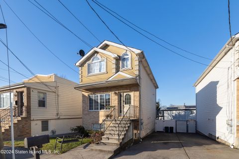 Photo of 8 Roosevelt Avenue, Staten Island, NY 10314 (MLS # 2406915)