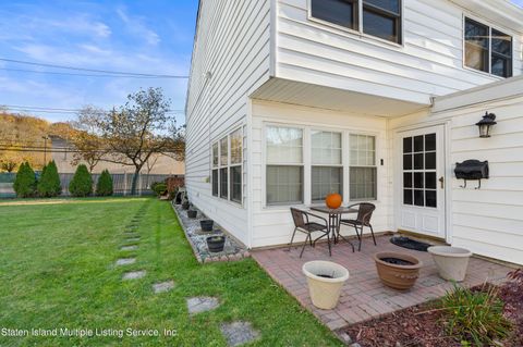 Photo of 47 Hampton Green, Staten Island, NY 10312 (MLS # 1159414)