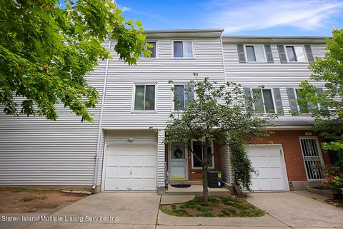 Photo of 60 Ilyssa Way, Staten Island, NY 10312 (MLS # 1162286)