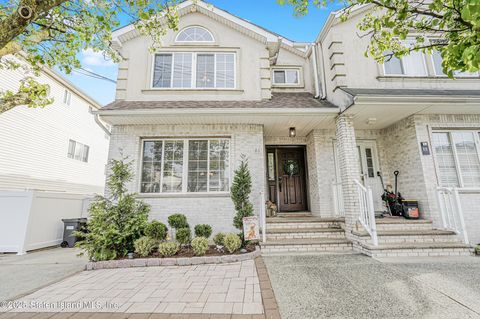 Photo of 86 Ambassador Lane, Staten Island, NY 10309 (MLS # 2502281)