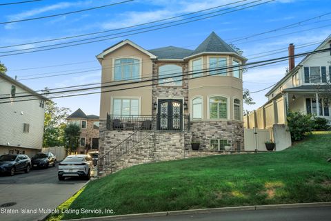 Photo of 30 Bloomingdale Road, Staten Island, NY 10309 (MLS # 1164560)