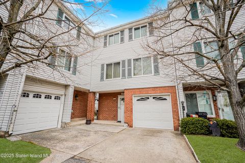 Photo of 67 Ilyssa Way, Staten Island, NY 10312 (MLS # 2501703)