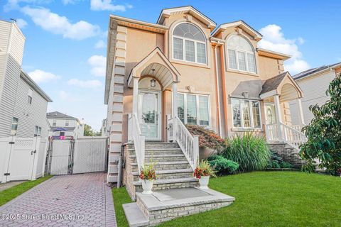 Photo of 270 Candon Avenue, Staten Island, NY 10309 (MLS # 2504770)