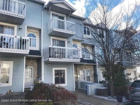 Photo of 40 Country Drive N, Staten Island, NY 10314 (MLS # 1163706)