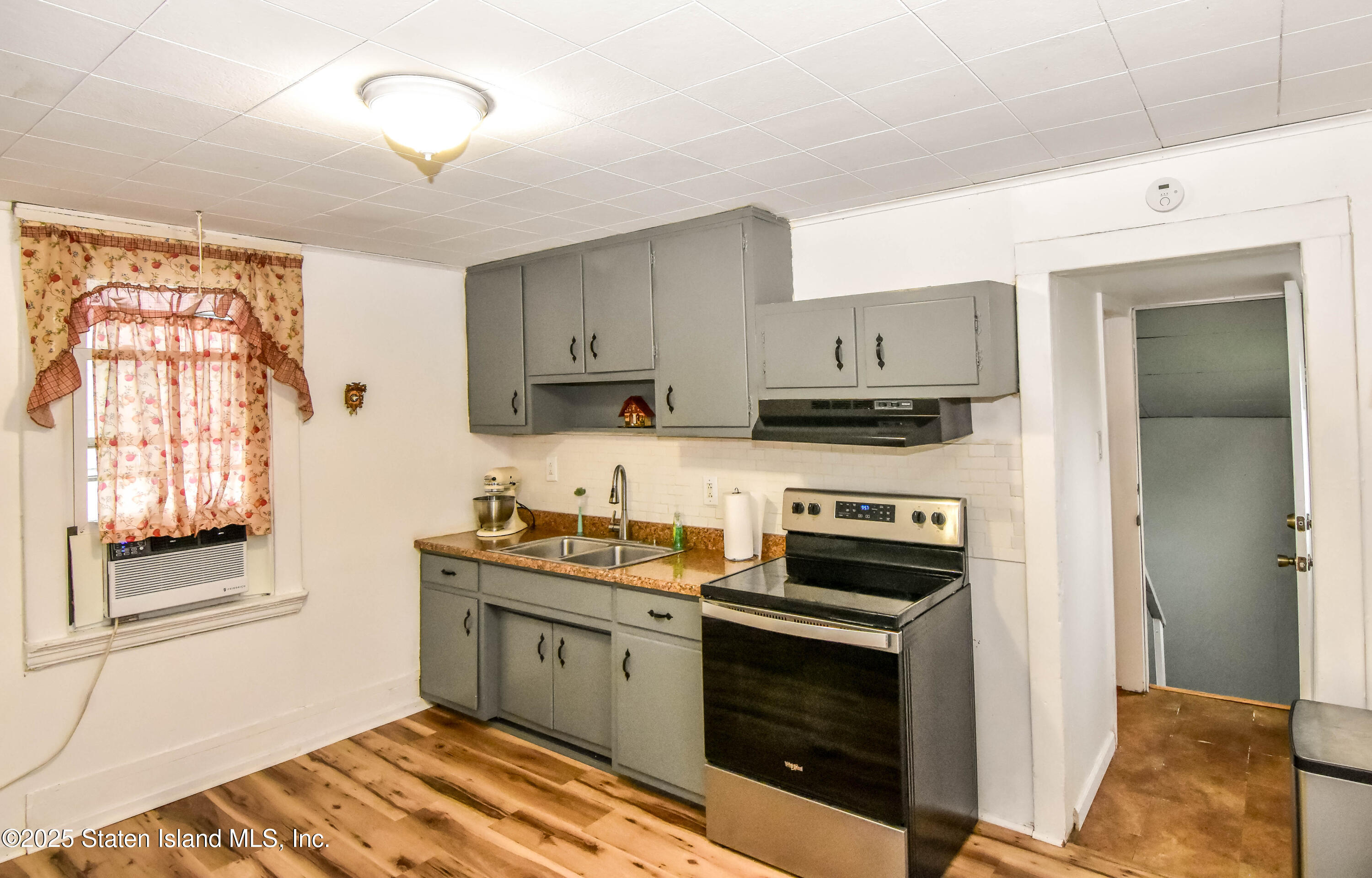 422 Crystal Avenue Ave, Staten Island, New York image 4