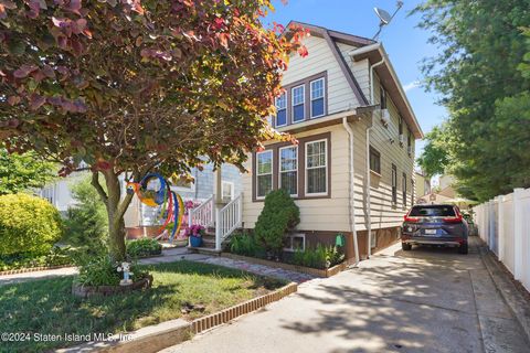 Photo of 371 Harbor Road, Staten Island, NY 10303 (MLS # 2403754)