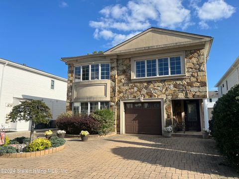 Photo of 140 Dawson Circle, Staten Island, NY 10314 (MLS # 2404792)
