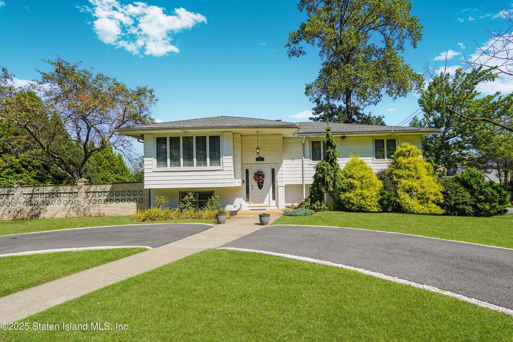 Photo of 201 Milford Avenue, Staten Island, NY 10301 (MLS # 2505036)