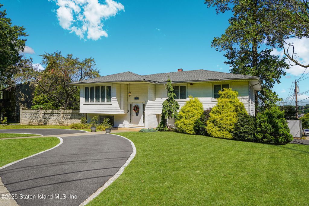 Photo of 201 Milford Avenue, Staten Island, NY 10301 (MLS # 2505036)