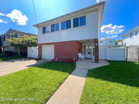 Photo of 28 Gary Place, Staten Island, NY 10314 (MLS # 2404983)