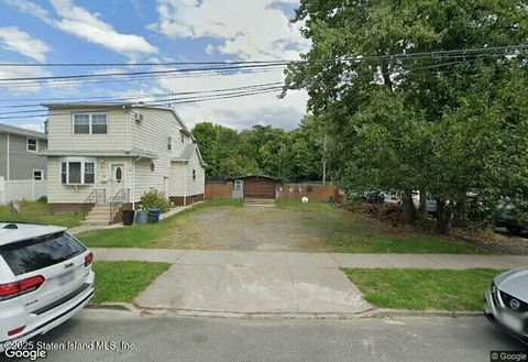 Photo of 39 Eltingville Boulevard, Staten Island, NY 10312 (MLS # 2502129)