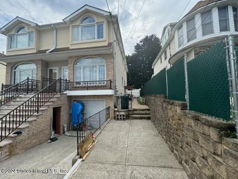 Photo of 78 Bishop Street, Staten Island, NY 10306 (MLS # 2404110)