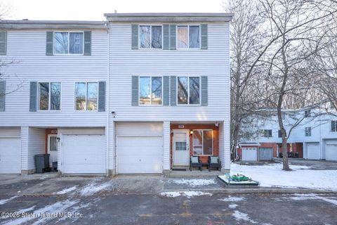 Photo of 436 Ilyssa Way, Staten Island, NY 10312 (MLS # 2600438)