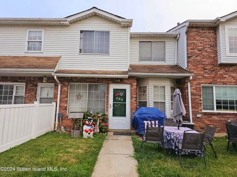 Photo of 67 Country Drive N #A, Staten Island, NY 10314 (MLS # 2404197)